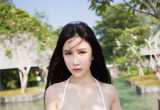 海边白色比基尼美女