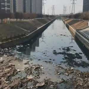 沈阳市于洪区汀江街河道飘臭气，居民呼吁快注水