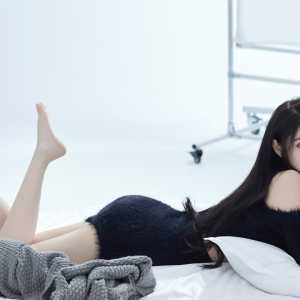 长发可爱美女 黑色毛衣包臀裙 居家 杂志 电脑壁纸