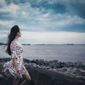 花裙子美女，长发美女，海滩外景，大海，高清电脑壁纸