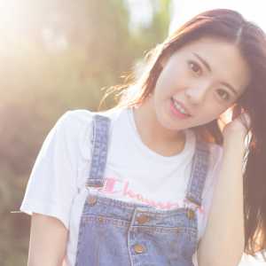 牛仔美女，青春靓丽，长发美女，高清电脑桌面壁纸